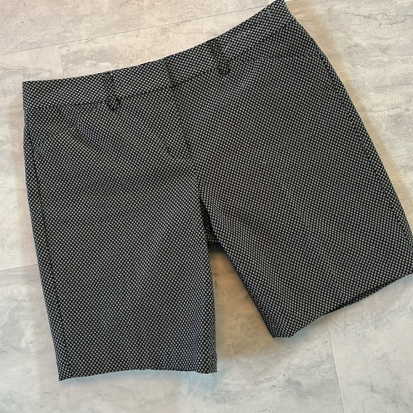 Express  editor shorts  Business casual shorts Black/white diamond pattern Sz 6 - Picture 1 of 9